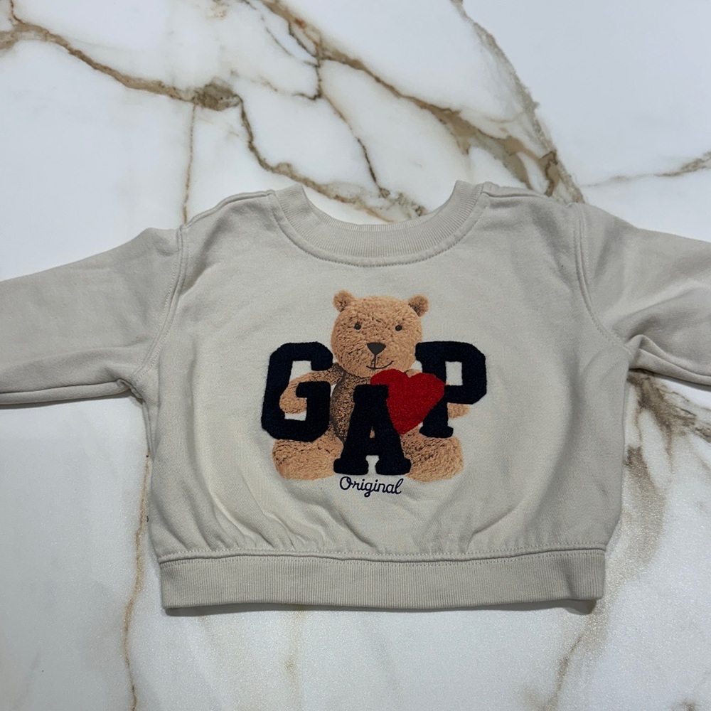 GAP Kids Cream Bear Heart Sweatshirt - Picture 2 of 5